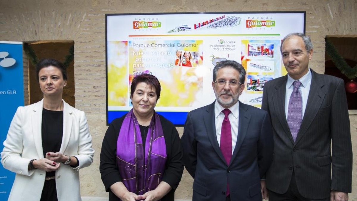 La alcaldesa de Segovia, Clara Luquero, segunda por la izquierda, en la presentación del Parque Comercial Guiomar.-ICAL