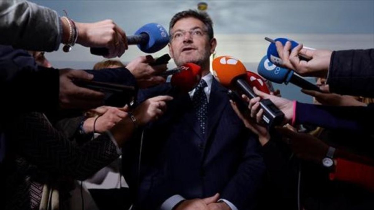 El ministro de Justicia, Rafael Catalá, atiende a la prensa el pasado mes de diciembre.-EFE / NACHO GALLEGO