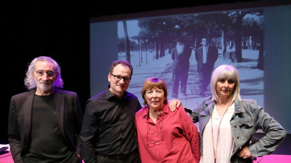 Homenaje a Tomás Hoyas, en una mesa redonda en la que participan, de izquierda a derecha, Jesús Capa, el humorista gráfico José María Nieto y las periodistas María del Romero Mayor y Lola Leonardo-ICAL