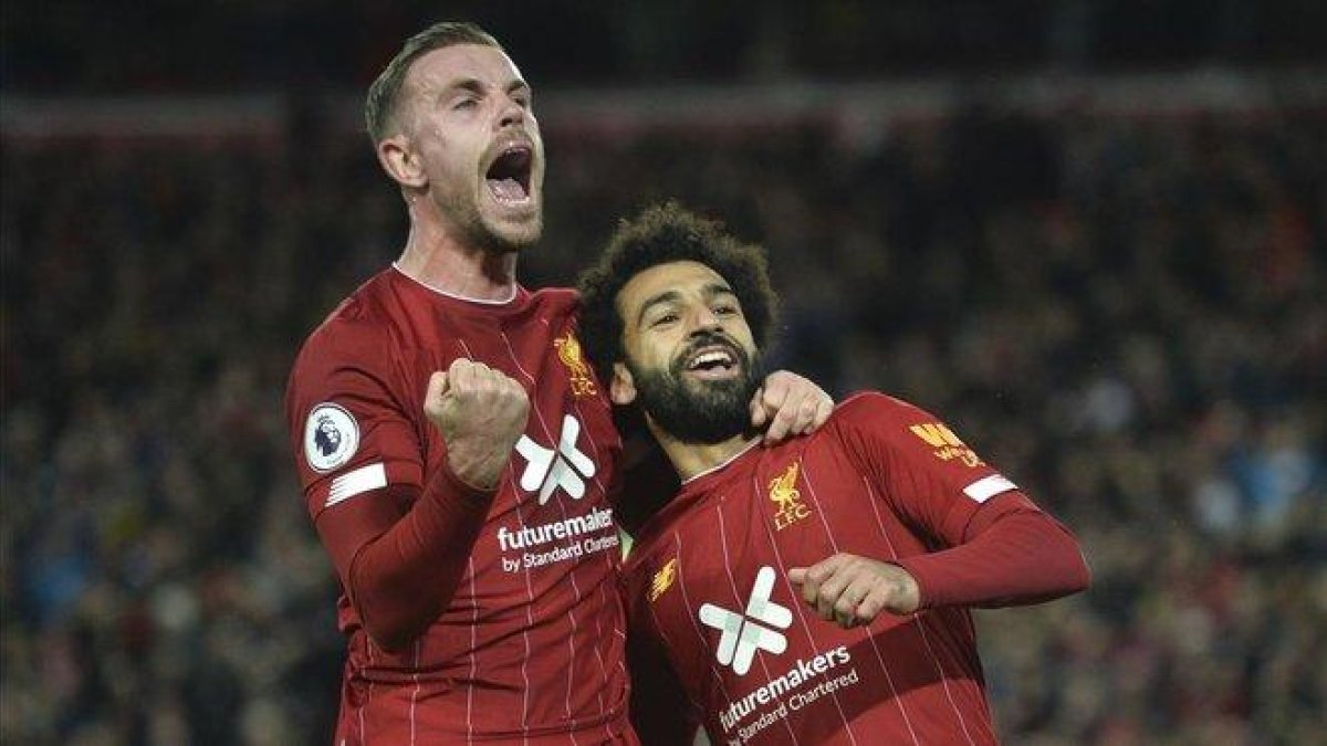 Henderson y Salah celebran el segundo tanto del Liverpol ante el Tottenham.-