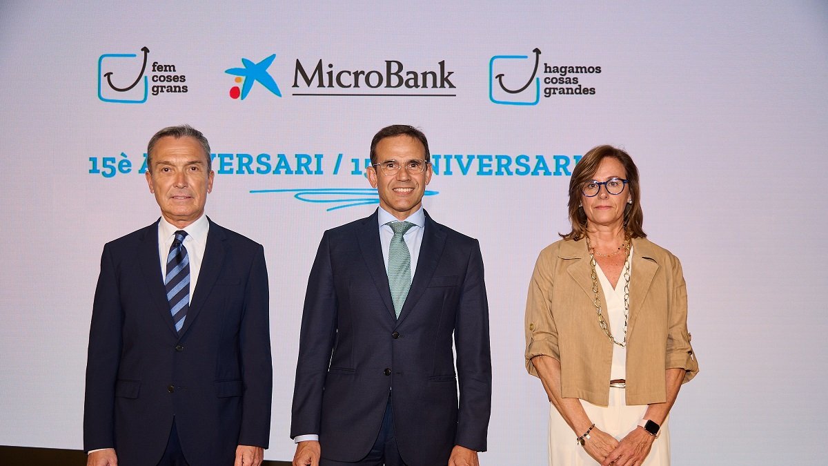 Juan Carlos Gallego, Jaume Masana y Cristina González, en el acto del 15º Aniversario de MicroBank.- CAIXABANK