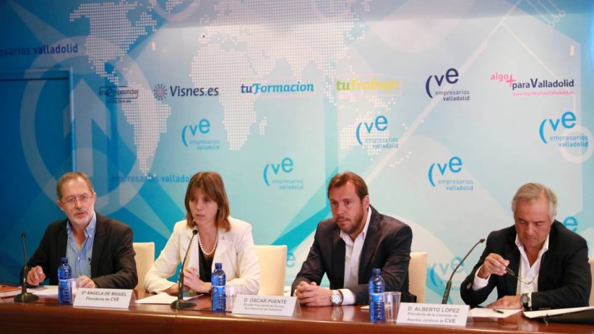La presidenta de la Conferencia Vallisoletana de Empresarios, Laura de Miguel, inaugura el Foro debate abierto sobre el modelo de ciudad de Valladolid. Junto a ella, de izquierda a derecha, el concejal de Urbanismo del Ayuntamiento de Valladolid, Manuel S-ICAL