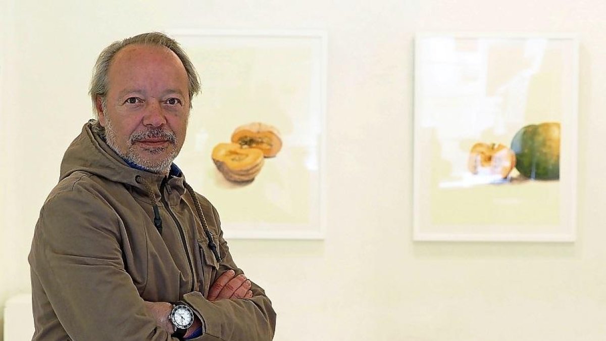 Enrique Reche junto a dos cuadros de calabazas que presenta en la Galería Lorenzo Colomo.-M. Á. SANTOS