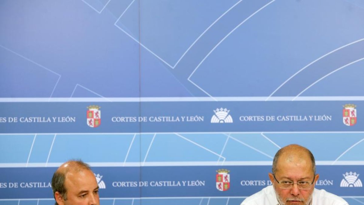 El portavoz adjunto de Ciudadanos en las Cortes de Castilla y León, David Castaño, junto al diputado nacional Francisco Igea (D), ofrecen una rueda de prensa sobre las Unidades de Gestión Clínica.-ICAL