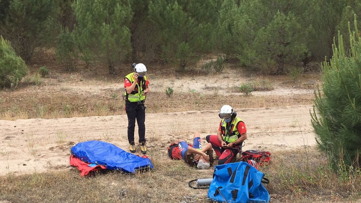 Instantes del rescate del hombre tras sufrir la caída. - E.M.