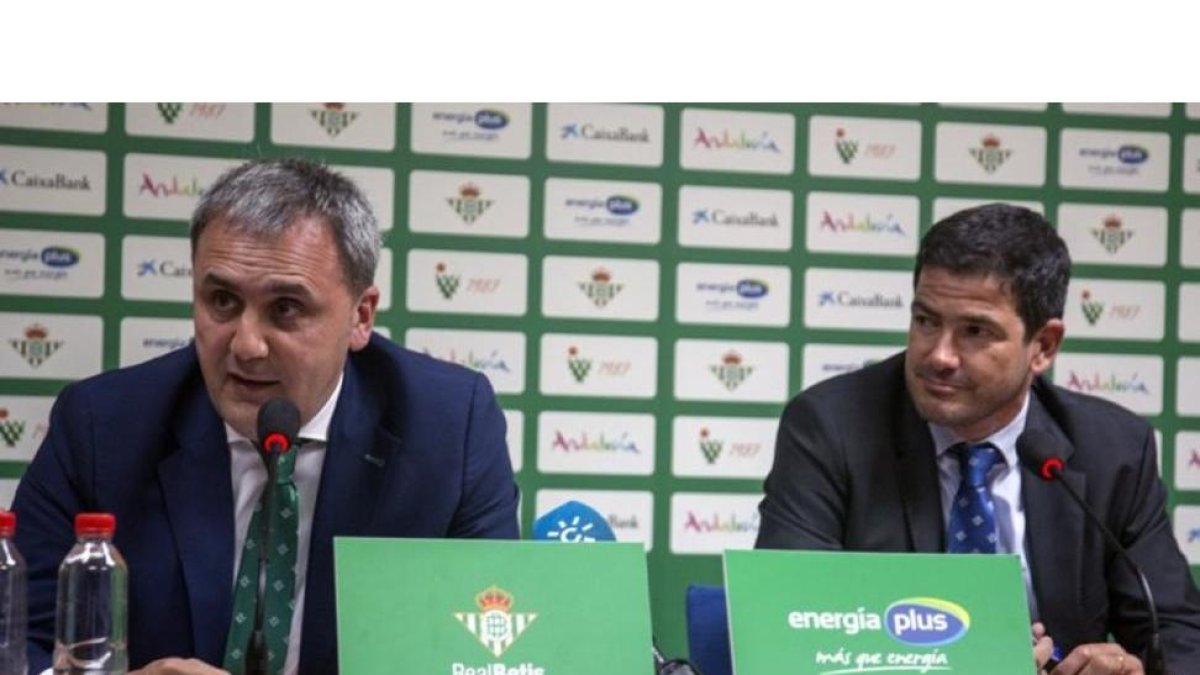 El presidente bético, Fernando Moral, y el entrenador del club, Alejandro Martínez, en Sevilla.-PERIODICO (REAL BETIS EPLUS)