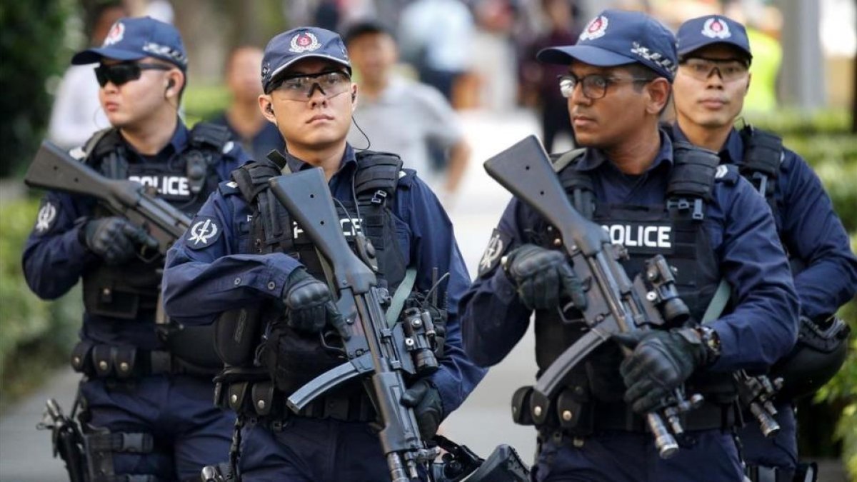 Miembros de la policía de Singapur patrullan los alrededores del hotel St. Regis donde se hospeda el líder norcoreano Kim Jong-un en Singapur .-/ EFE / LYNN BO BO