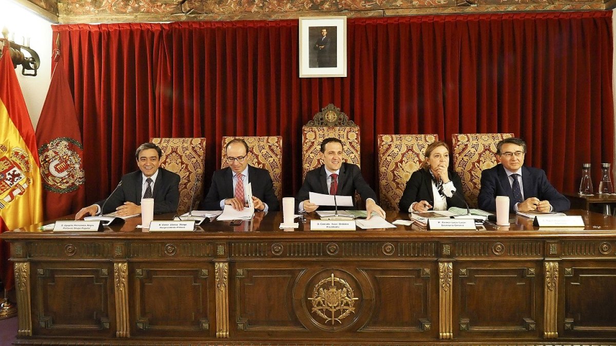 Agapito Hernández, Víctor Alonso, Conrado Íscar, Carmen Lucas y Miguel Ángel Calvo en la mesa presidencial, ayer. - E. M.
