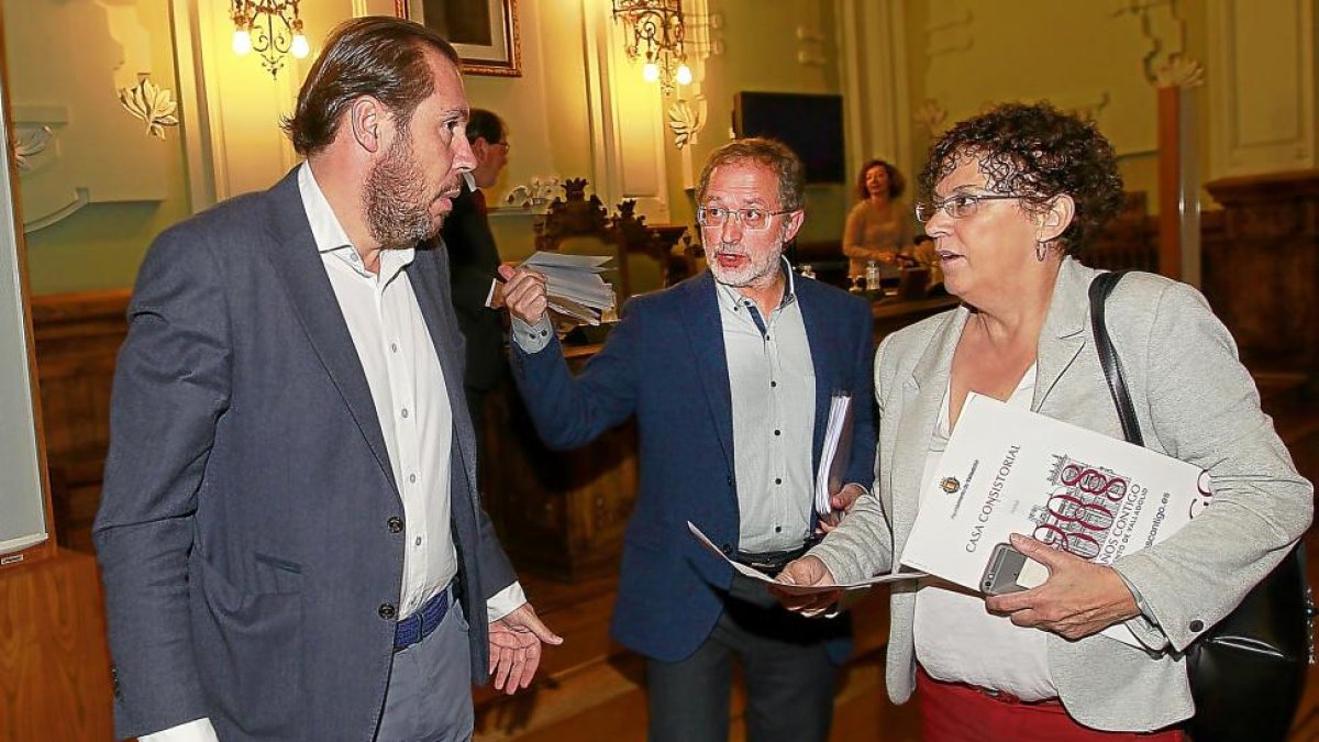 Óscar Puente, Manuel Saravia y Rafi Romero conversan en el salón de plenos.-J.M.LOSTAU