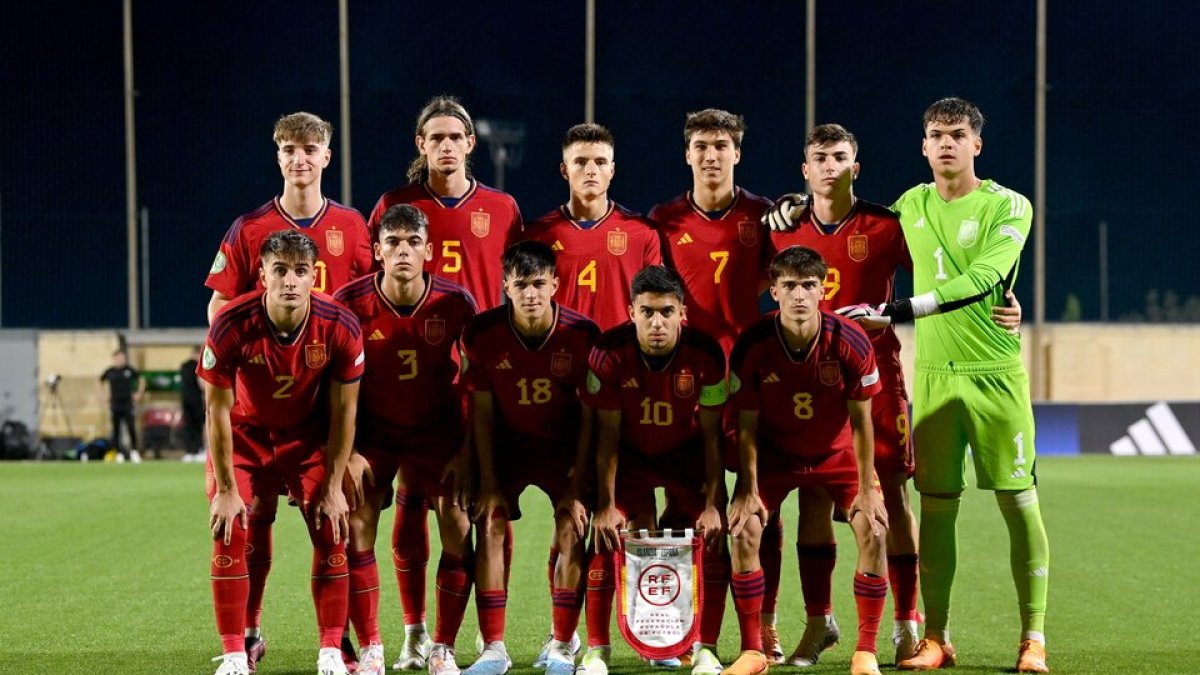 Fresneda, abajo a la izquierda, en el once de la selección. / SEFUTBOL