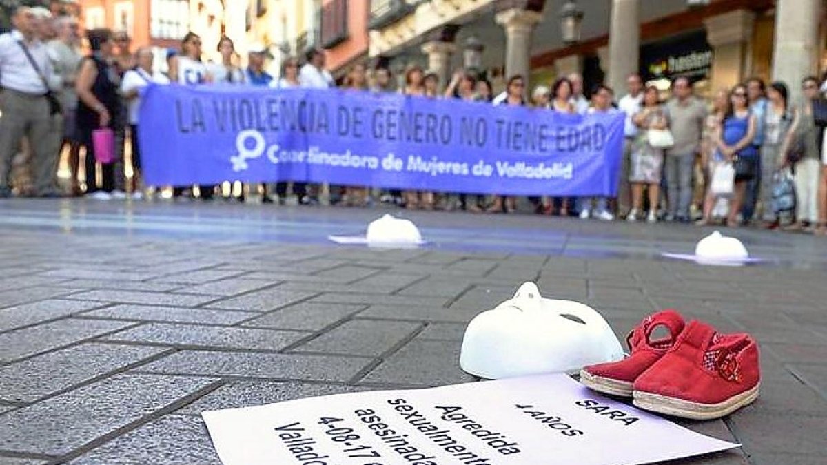 Imagen de archivo de la manifestación en Valladolid con un cartel, una máscara y unos zapatos en memoria de Sara.-E. M.