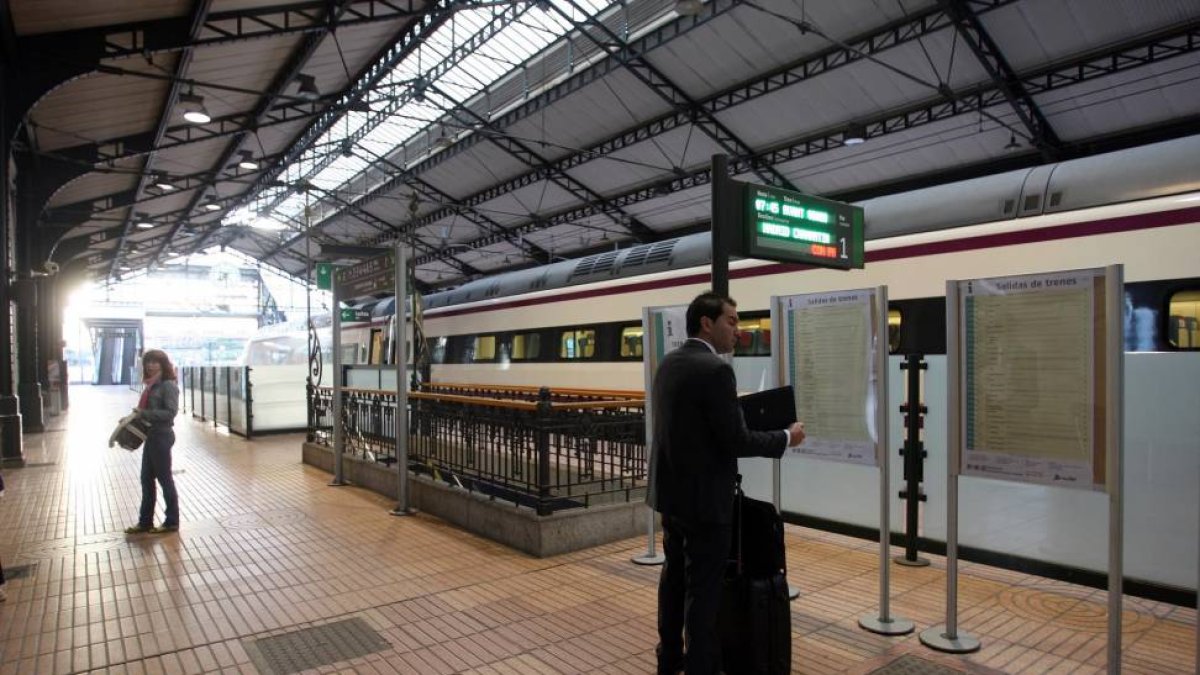 Salida del Avant que une Valladolid y Madrid-Ical