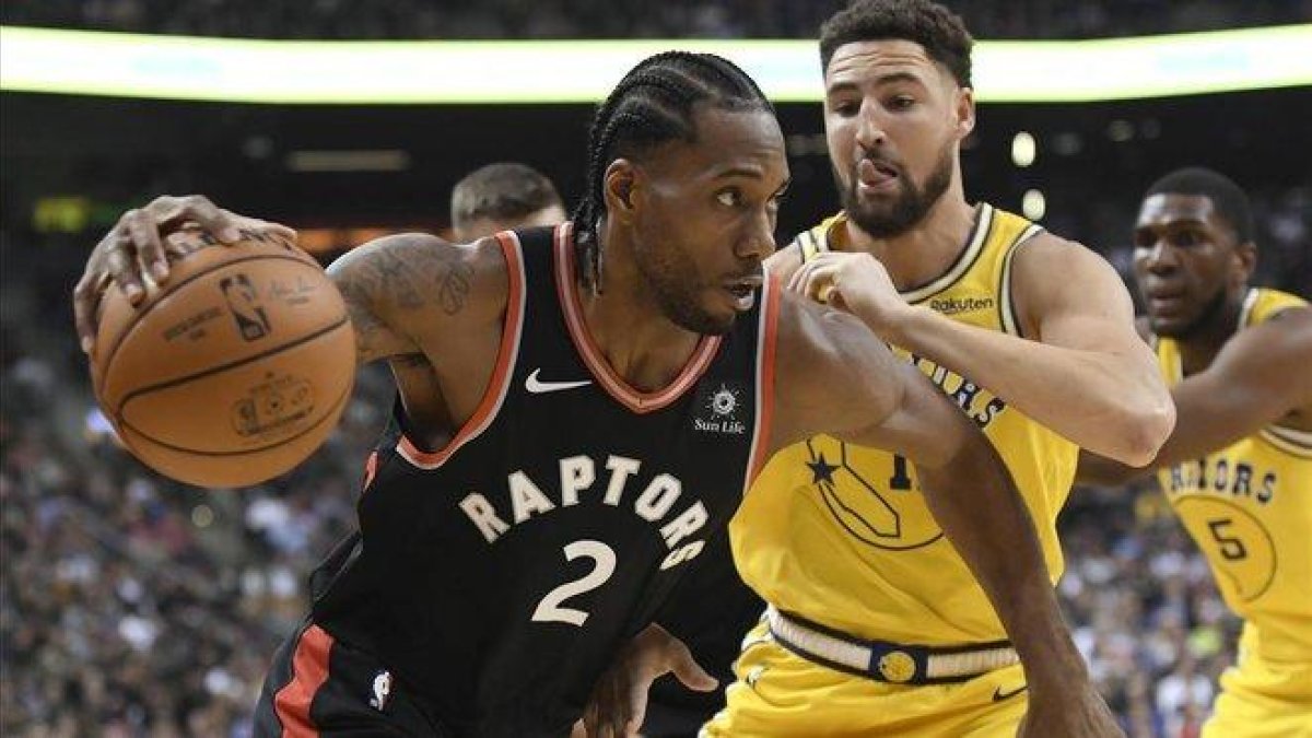 Kawhi Leonard rebasa a Klay Thompson de los Warriors.-