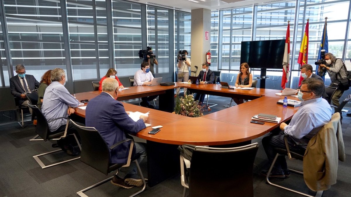 La consejera de Empleo e Industria, Carlota Amigo, preside una reunión de la Comisión Permanente del Diálogo Social. - ICAL
