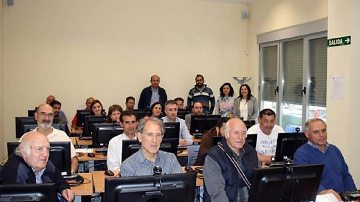 Usuarios, en una imagen de archivo, durante uno de los cursos fitosanitarios de la provincia de León.-EL MUNDO