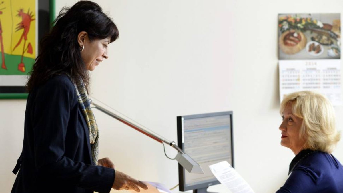 La portavoz del Grupo Socialista en las Cortes de Castilla y León, Ana Redondo (i), ha presentado en el registro del parlamento una enmienda a la totalidad de los presupuestos de la Comunidad-Efe