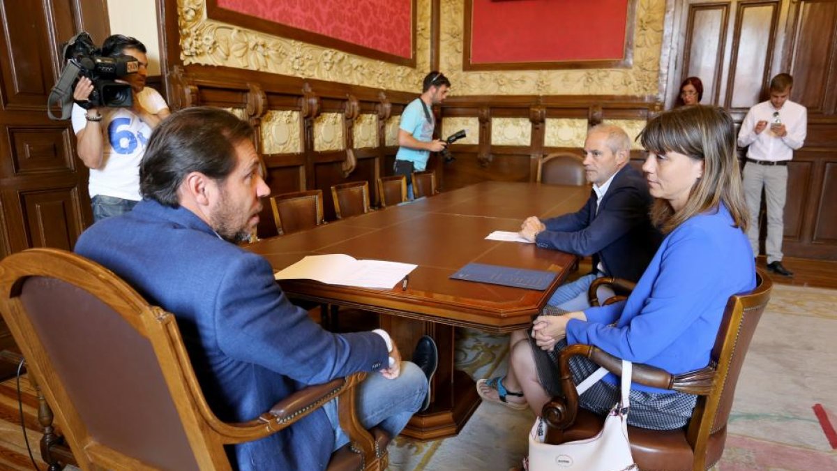 El alcalde de Valladolid, Óscar Puente, mantiene un encuentro con la presidenta de la CVE, Ángela de Miguel, y el presidente de la Cámara de Comercio, Víctor Caramanzana, sobre el estado actual del empresariado vallisoletano y propuestas de mejora-ICAL