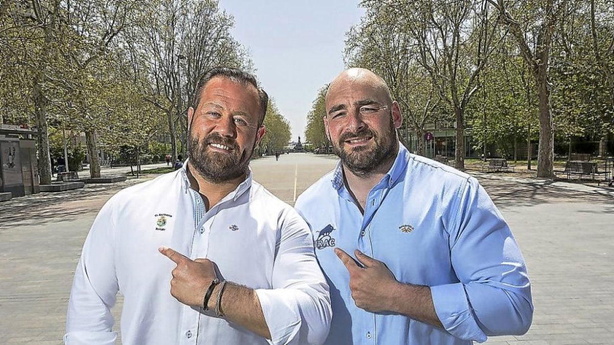 Manu Serrano y Pablo Gutiérrez ‘Peisi’ apuntan a los escudos de sus respectivos clubes.-PABLO REQUEJO