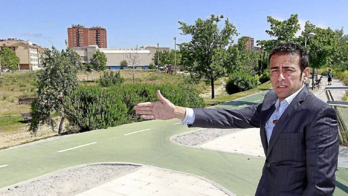 Sunil Bhardwaj señala la parcela donde se iba a construir el 'Rock Village'.-J.M. Lostau