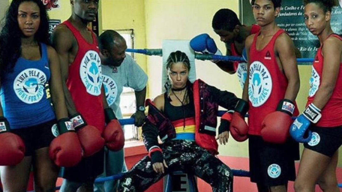 Adriana Lima, con los jóvenes de las favelas de Río en una foto de la campaña de la Fundación Laureus.-INSTAGRAM