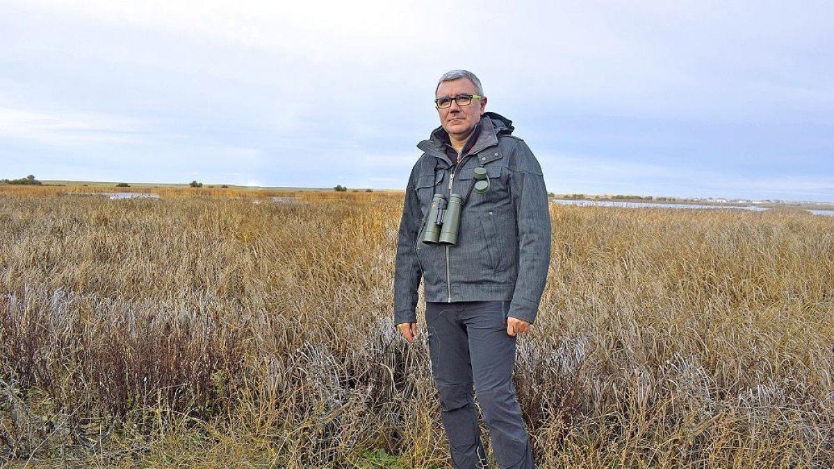 Enrique Gómez, frente a la Laguna de la Nava, en la localidad palentina de Fuentes de Nava.-ARGICOMUNICACIÓN