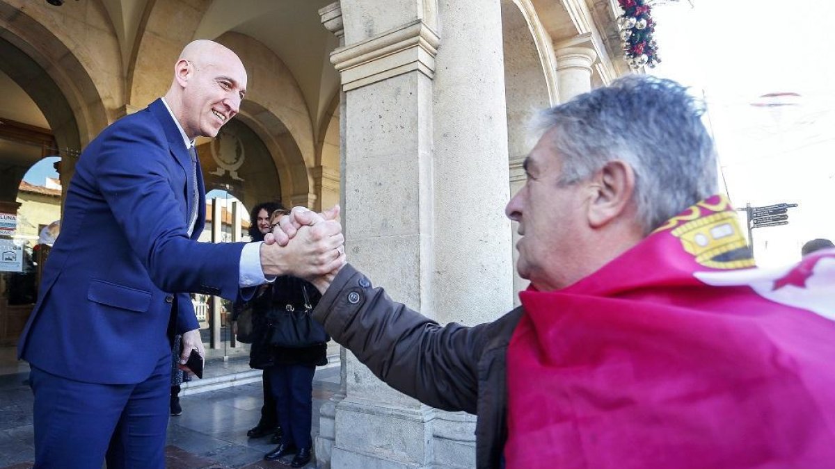 El alcalde de León, José Antonio Diez, saluda a las personas concentradas tras la aprobación de la moción.-ICAL