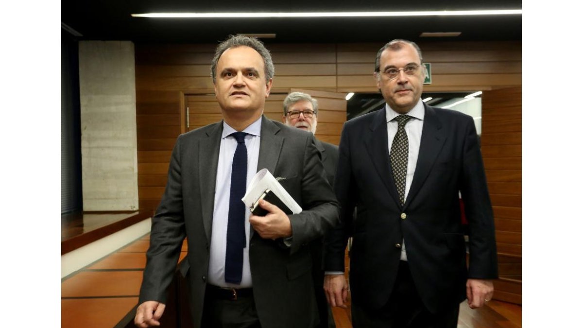 El embajador de Portugal en España, Francisco Ribeiro de Menezes (I), preside la primera reunión del Consejo Empresarial Ibérico-Capítulo de Castilla y León. Junto a él, el presidente de la Fundación Luso-Española, José Antonio Silva (D), y el presidente-ICAL