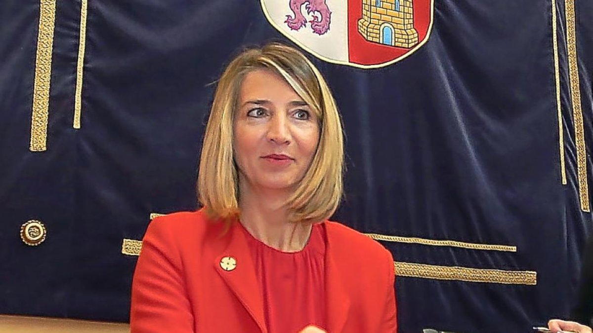 Alicia García en las Cortes donde presentó el Presupuesto de Familia.-ICAL