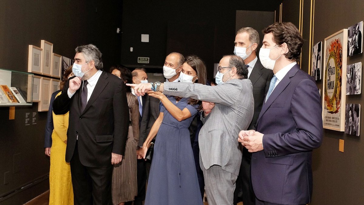 Los reyes de España, Felipe y Letizia, inauguran la exposición, ‘Delibes’, junto al ministro de Cultura y el presidente de la Junta, ayer en Madrid. POOL