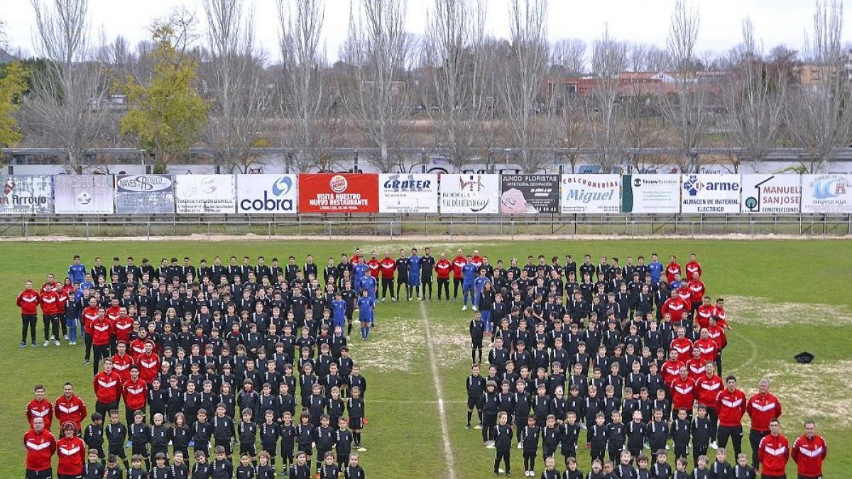 La gran familia del CD Laguna formada por todas sus categorías posa en las instalaciones de La Laguna.-EL MUNDO