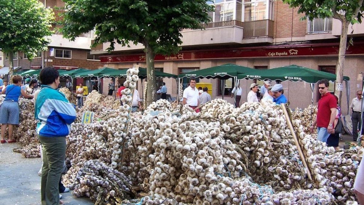 Feria de San Pedro, donde se venden cada año en forma de ristras parte de la producción del sur de la provincia.-J.L.C.