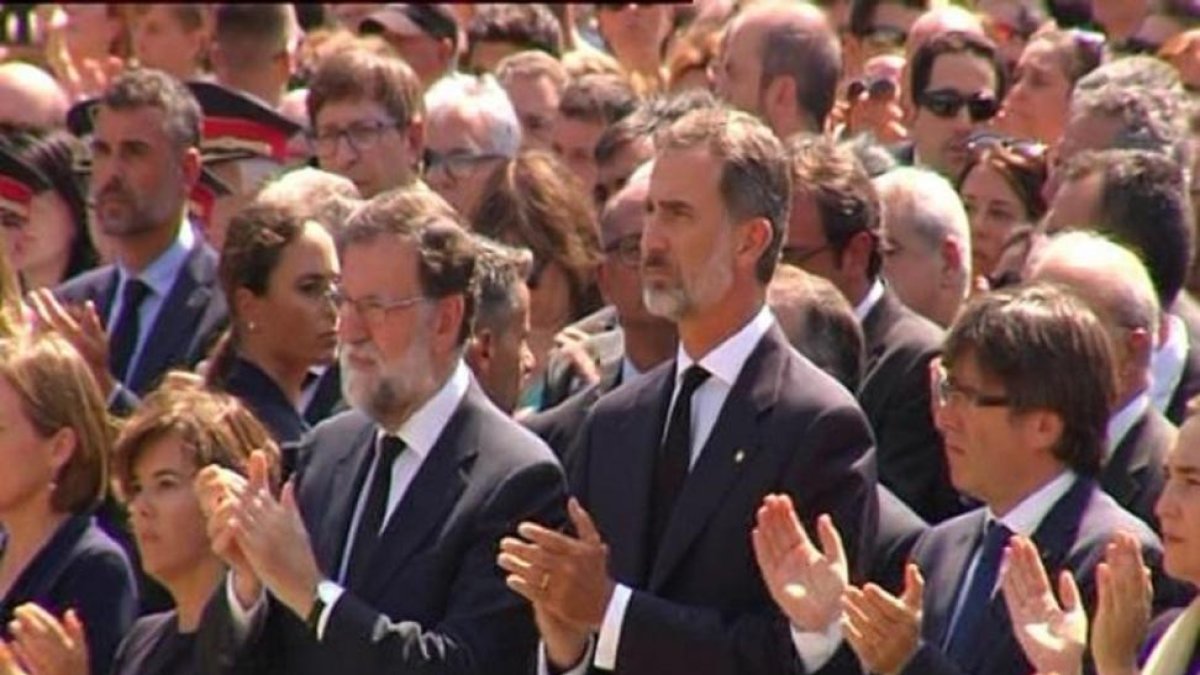El Rey y Rajoy durante la multitudinaria concentración de Barcelona.-EUROPA PRESS
