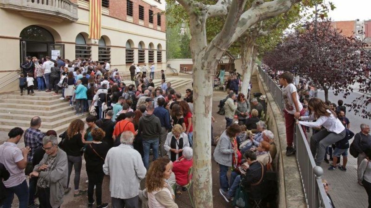 Votantes esperando para acceder a un colegio electoral en Igualada, el 1-O.-MARC VILA