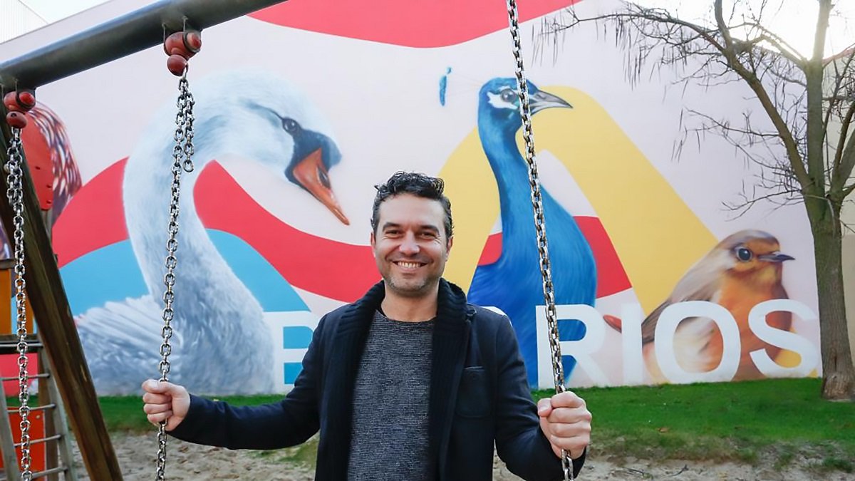 Nano Lázaro es el artista que ha pintado los ‘Murales de la Felicidad’.- J.M. LOSTAU