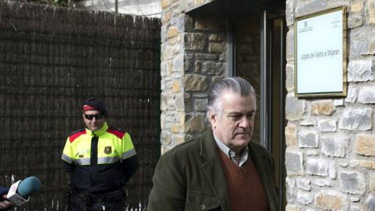 Luis Bárcenas sale del juzgado de Vielha, localidad donde pasa unos días de descanso.-Foto:   EFE / ALEJANDRO GARCÍA