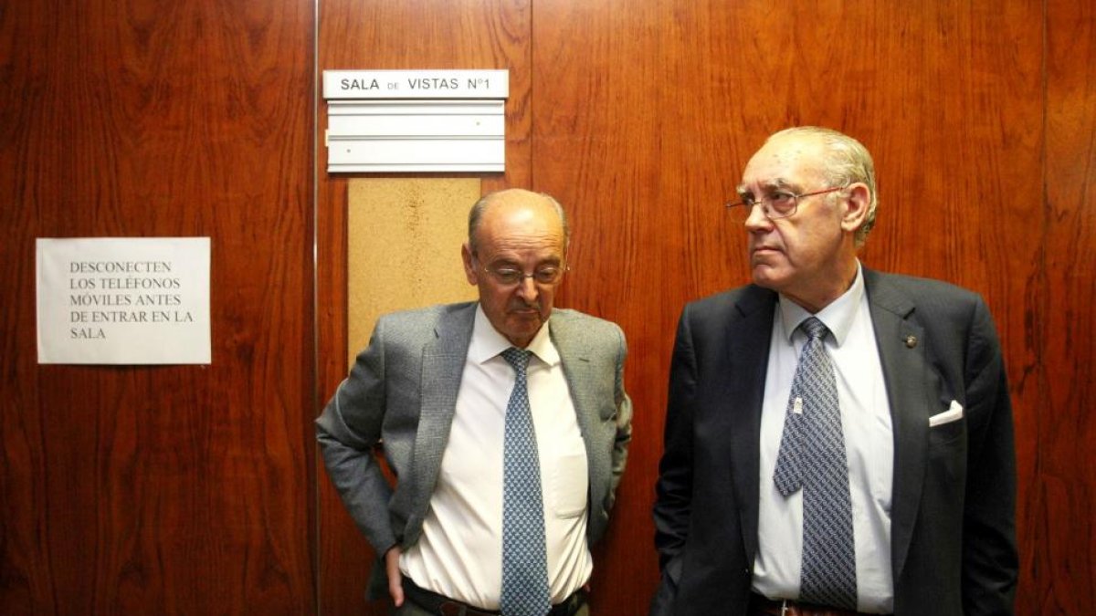 Exjefe de Mantenimiento del Ayuntamiento de Valladolid, Luis Alberto Samaniego (izquierda), presta declaración ante la titular del Juzgado de Instrucción número 4 de la ciudad junto a su abogado, Luis José Lavín-ICAL