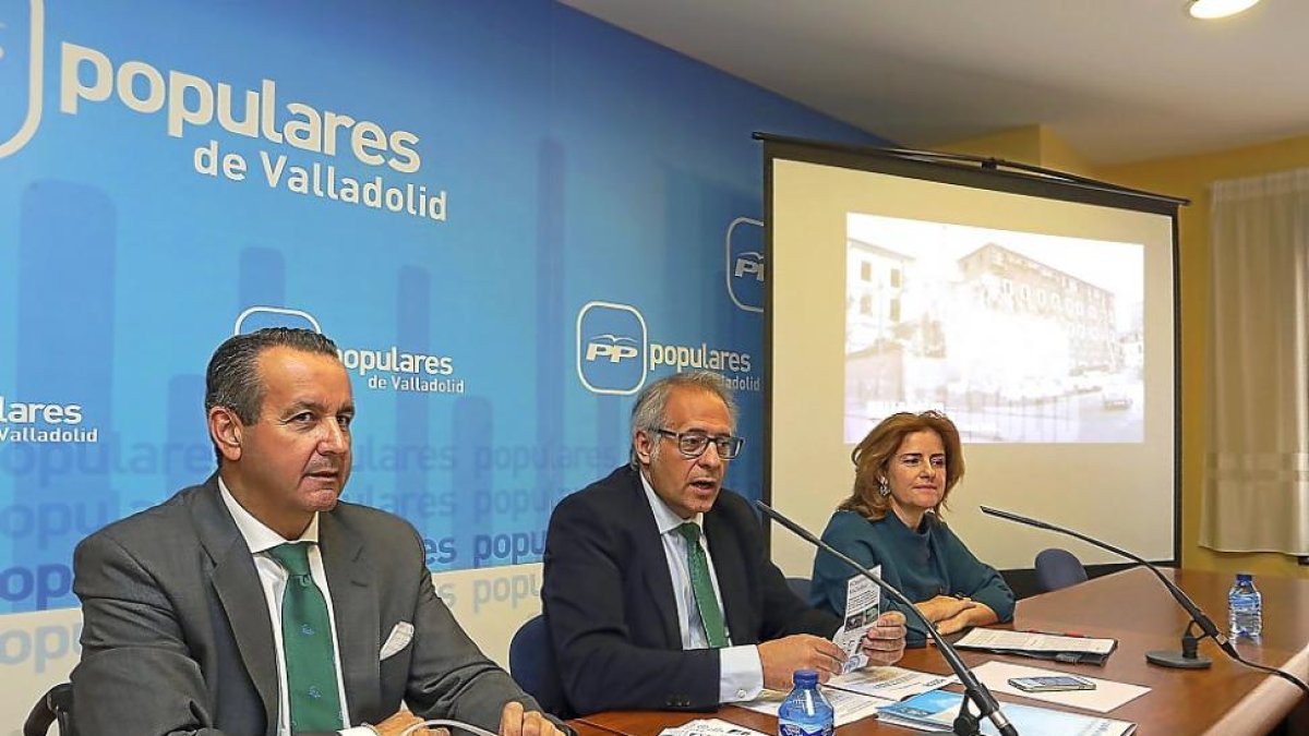 Ignacio Tremiño, José Antonio Martínez Bermejo y Paloma Vallejo en la sede provincial del PP .-ICAL