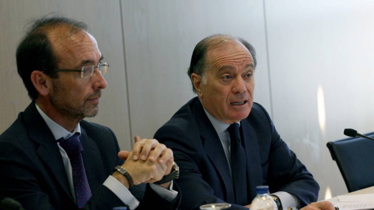 El consejero de Economía y Empleo, Tomás Villanueva junto al presidente y consejero delegado de Cofides, Salvador Marín-Ical