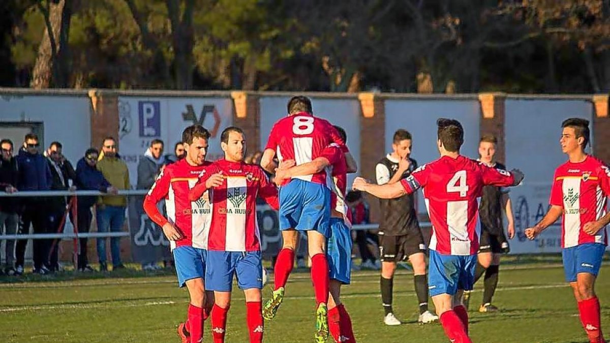 Los jugadores del Atlético Tordesillas celebran un gol en Las Salinas.-DIEGO RAYACES