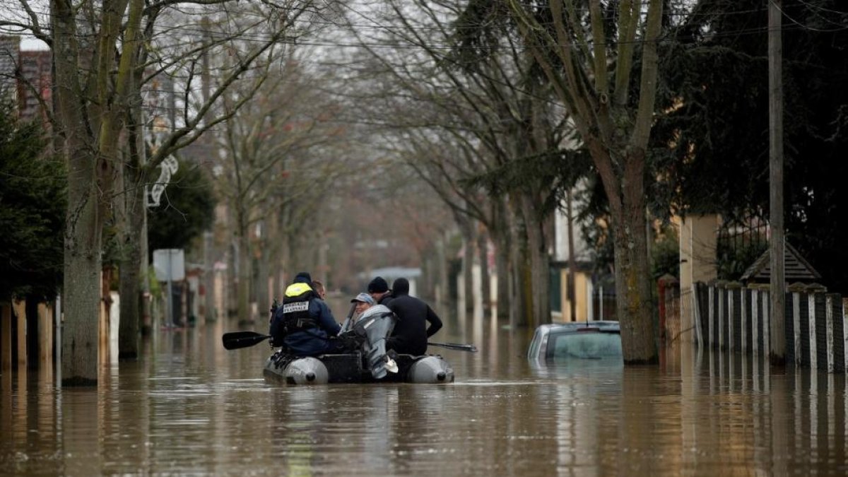 El agua del Sena inunda las calles de la comuna de Villeneuve-Saint-Georges en el sureste de Paris, Francia-EFE / YOAN VALAT