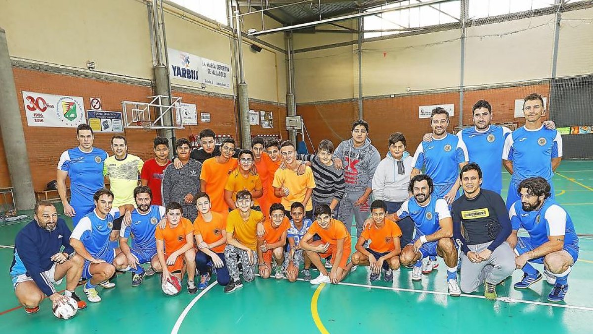 Los jugadores del colegio Cristóbal Colón y de la Policía Local posan antes de comenzar el partido.-J. M. LOSTAU