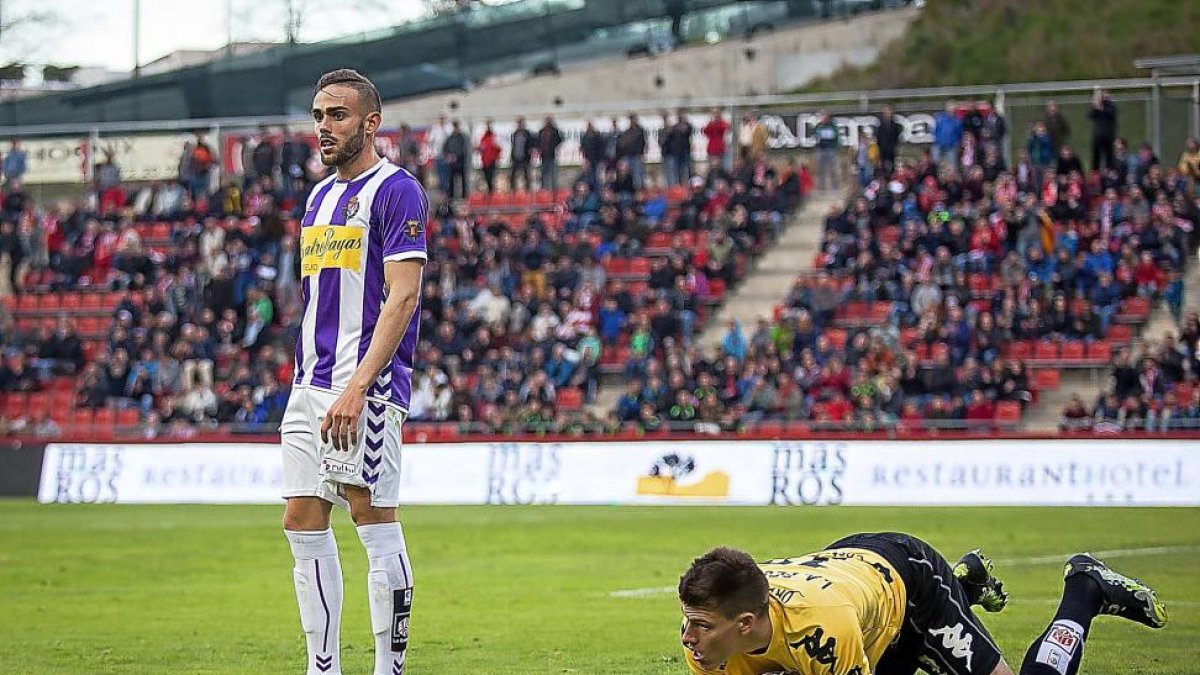 Becerra bloca el balón ante la presencia de Roger en el Girona-Valladolid de la temporada 2014-2015.-E. M.