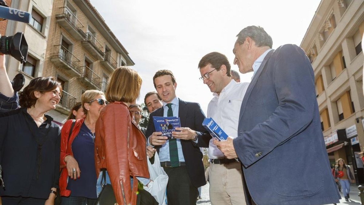 Pablo Casado durante la visita a Segovia, acompañado de Alfonso Fernández Mañueco.-ICAL