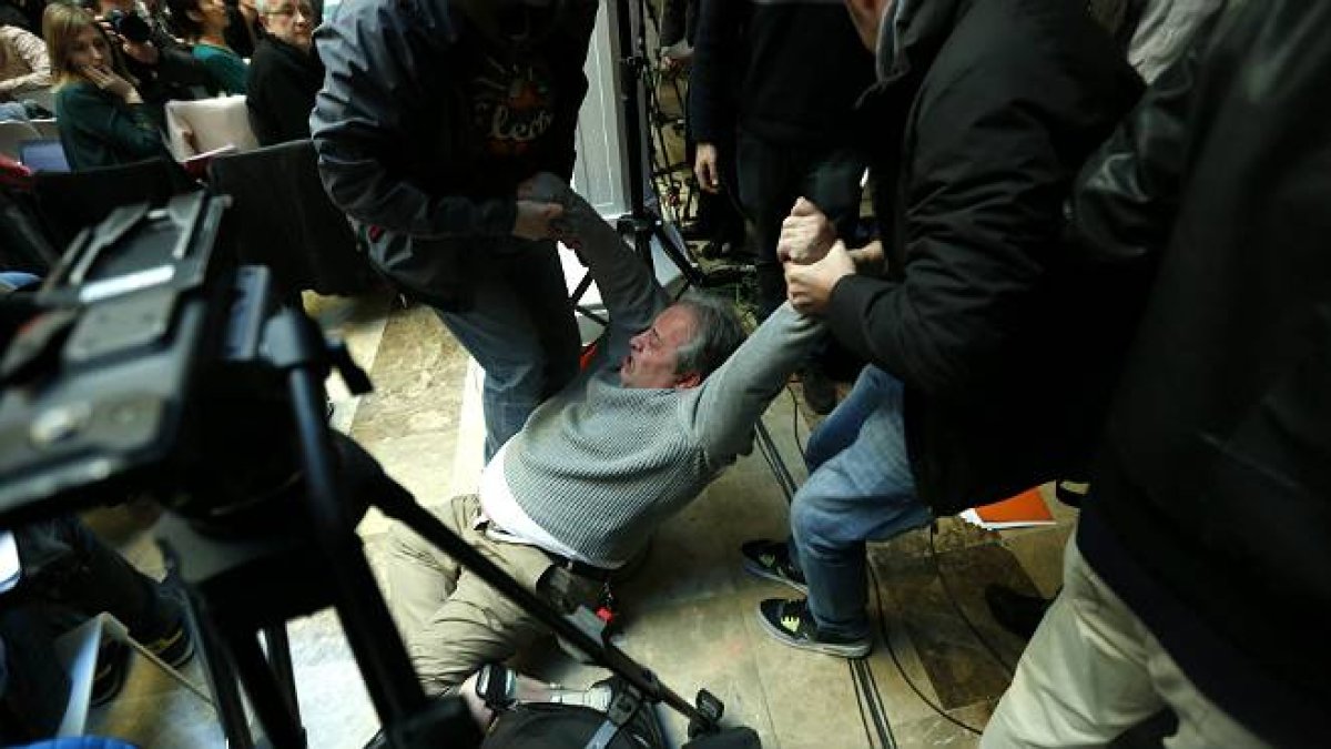 La Policía desaloja al 'camarero del 25-S' de la rueda de prensa de Monedero.-Foto: ATLAS