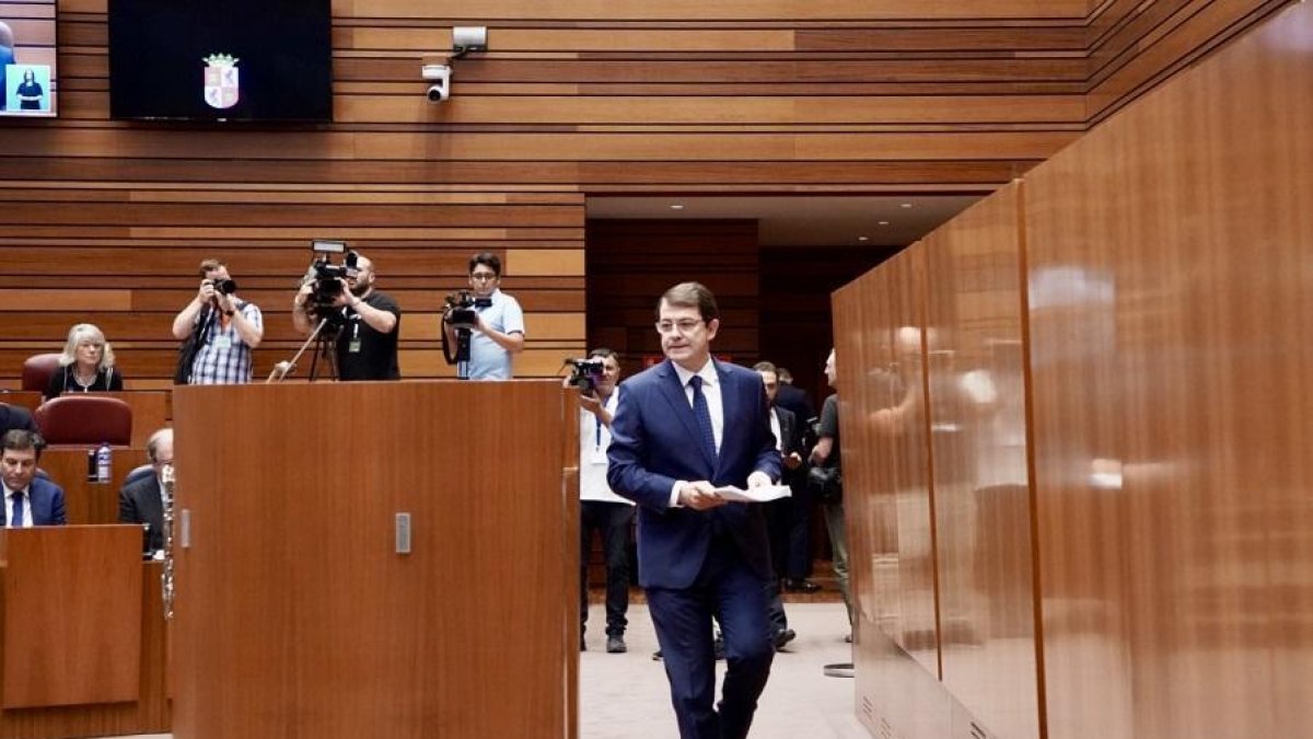 Alfonso Fernández Mañueco se dirige al atril en el Debate de Investidura-ICAL