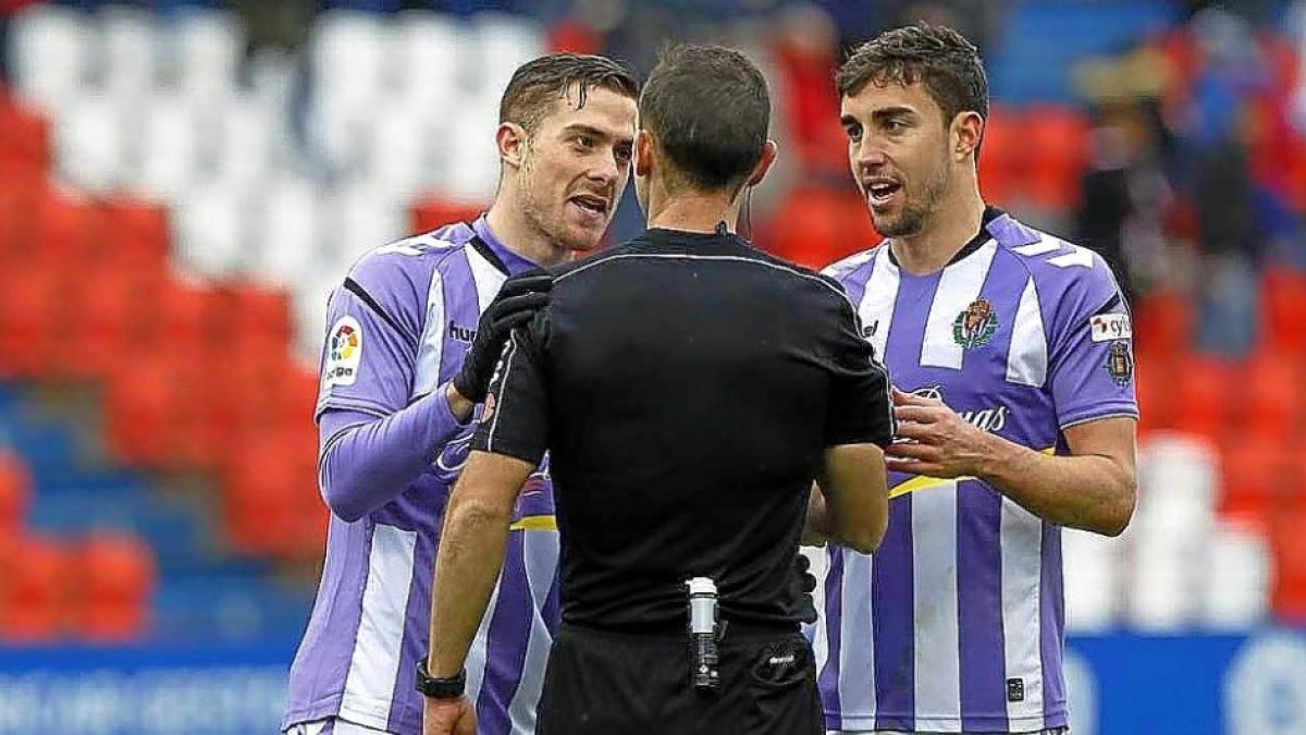 Toni Martínez y Mata hablan con Cuadra Fernández tras el gol anulado.-PHOTO-DEPORTE