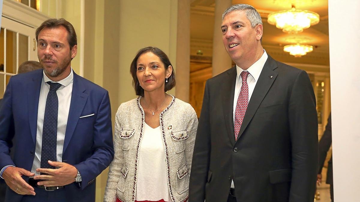 Óscar Puente, Reys Maroto y José Vicente de los Mozos, en el desayuno de Fórum Europa.-RAQUEL P. VIECO