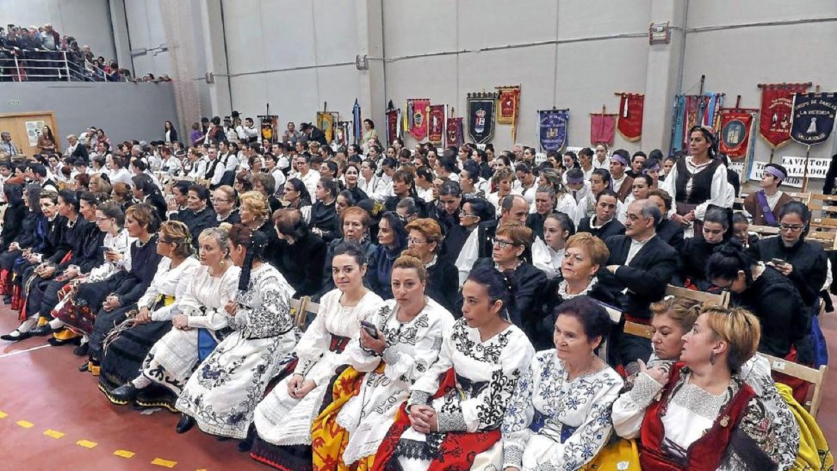 Los grupos de baile durante la inauguración del encuentro.-El Mundo
