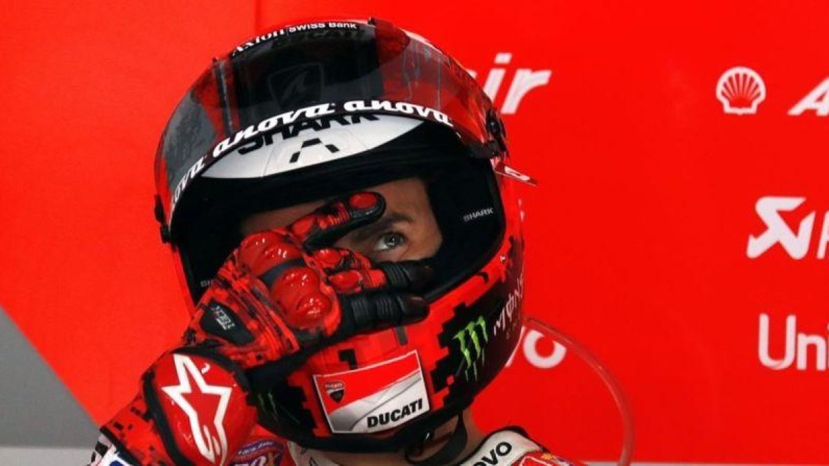 Jorge Lorenzo (Ducati) se duele en el corto ensayo que pudo hacer en Motegi (Japón)-EFE / KIMIMASA MAYAMA