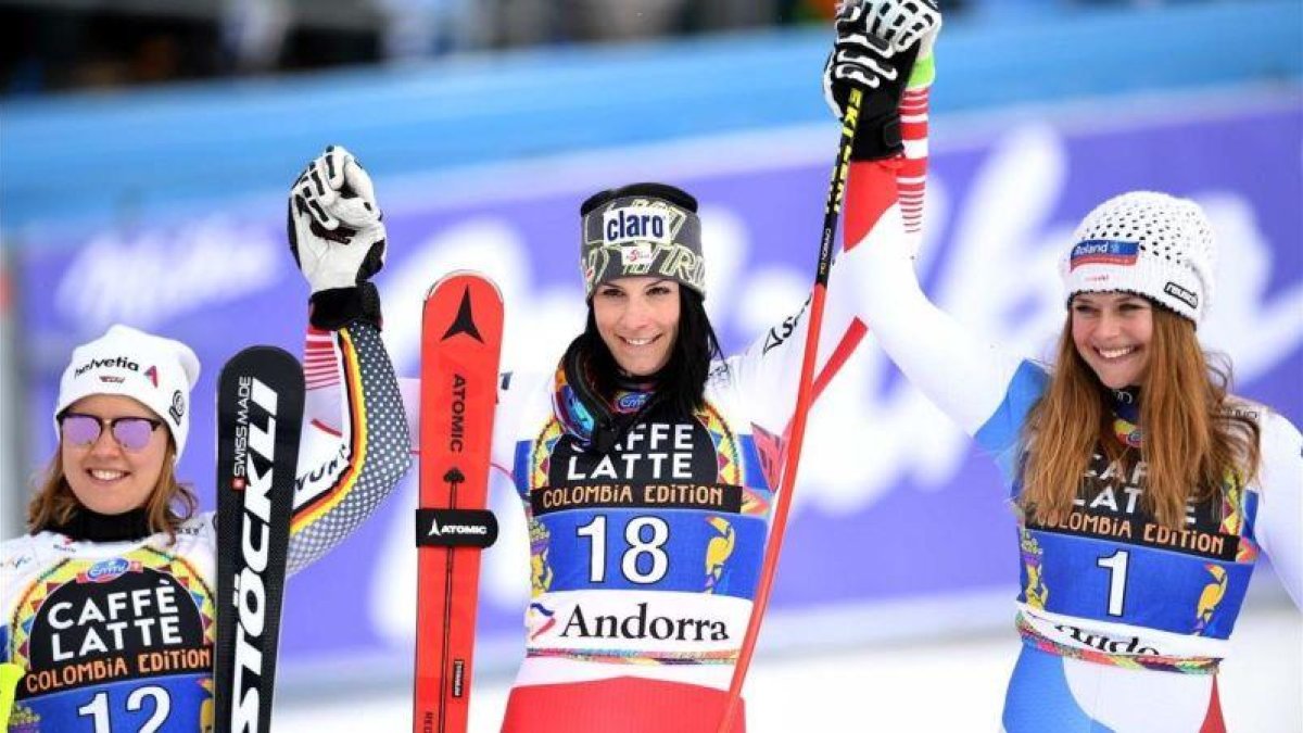 De izquierda a derecha, Rebensburg, Puchner y Suter, el podio del descenso femenino en Grandvalira (Andorra).-GETTY IMAGES / DAVID RAMOS